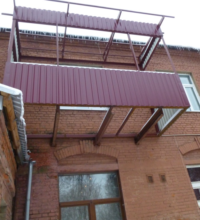 В Подмосковной Лобне Госжилинспекция выявила самовольный балкон, появившейся на фасаде жилого дома...